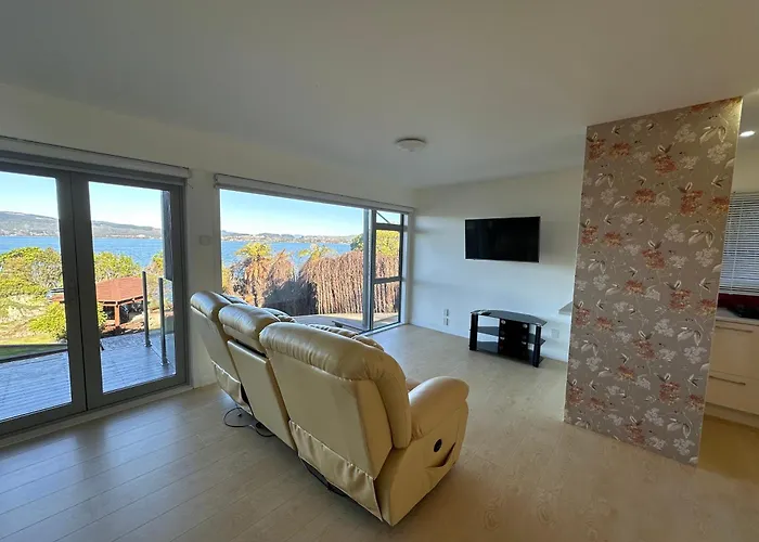 Luxury Lakeside Holiday home *