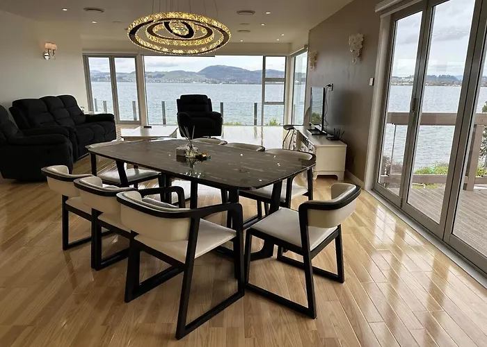 Luxury Lakeside