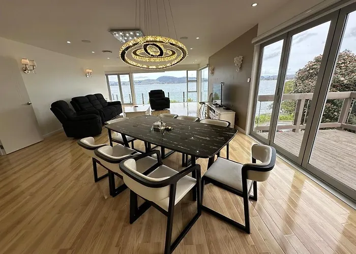 Luxury Lakeside *