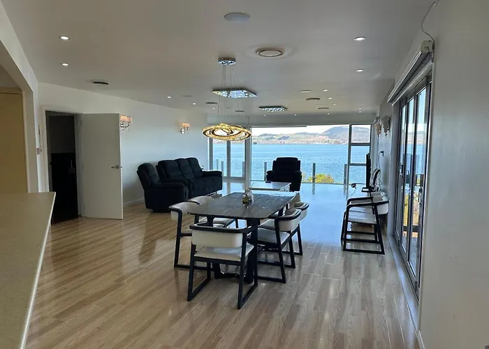 Luxury Lakeside Holiday home